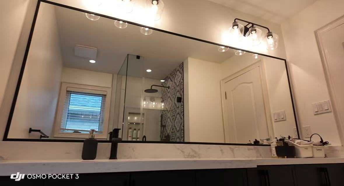 Tesserae suit blanc ciot master floor and wall, black delta