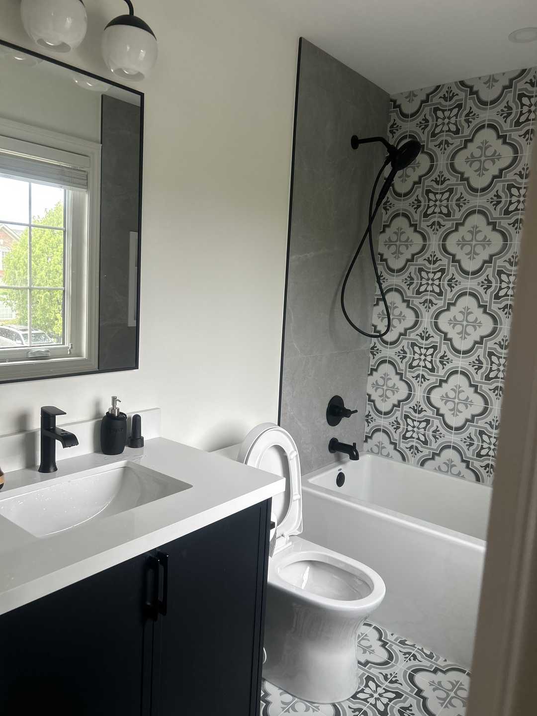 Tesserae suit blanc ciot master floor and wall, black delta