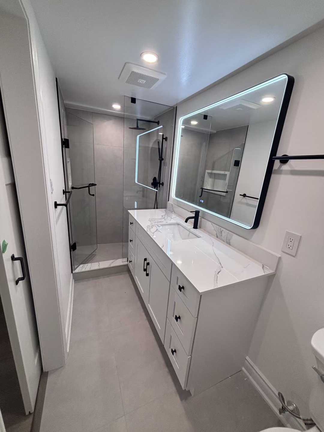 Tesserae suit blanc ciot master floor and wall, black delta