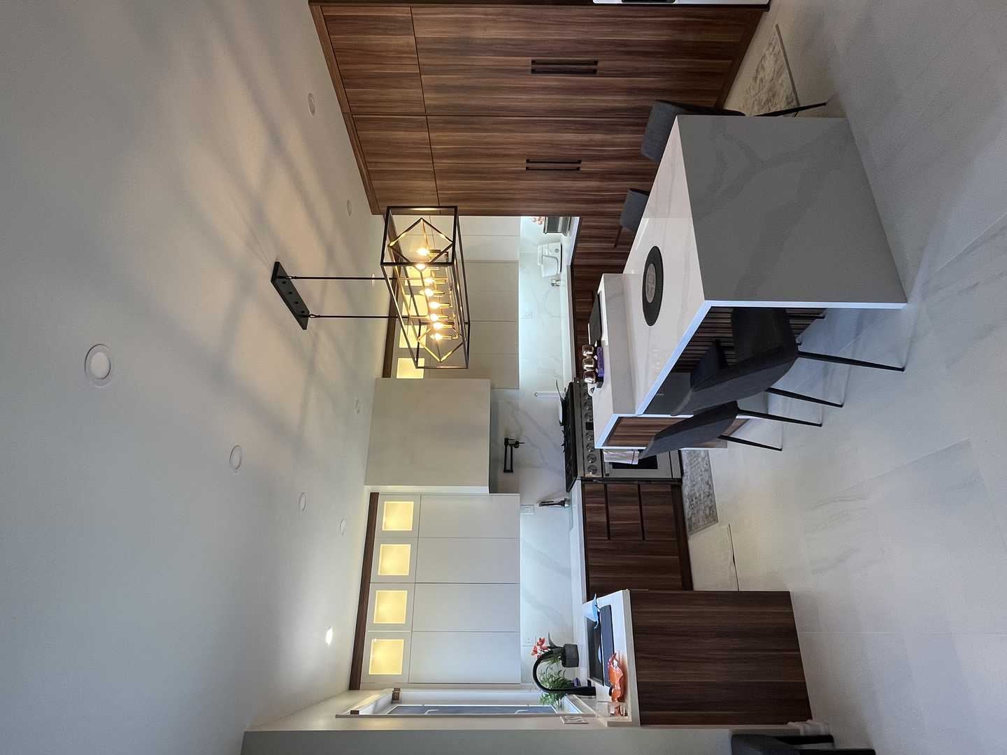 Dark wood linear grain U shape kitchen with multilevel sintered