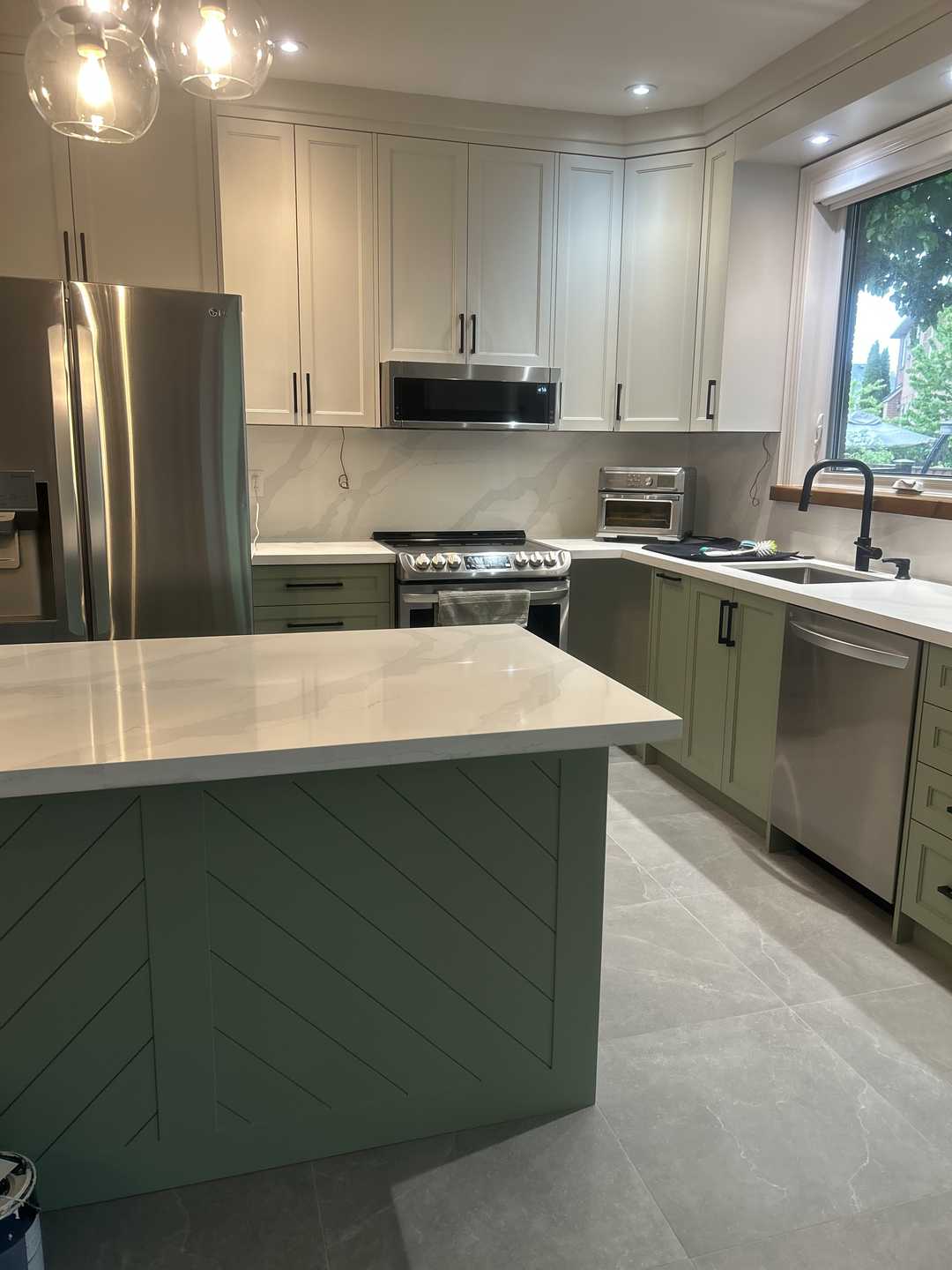 Ciot eureka grey 24“*24” through out main floor foyer and