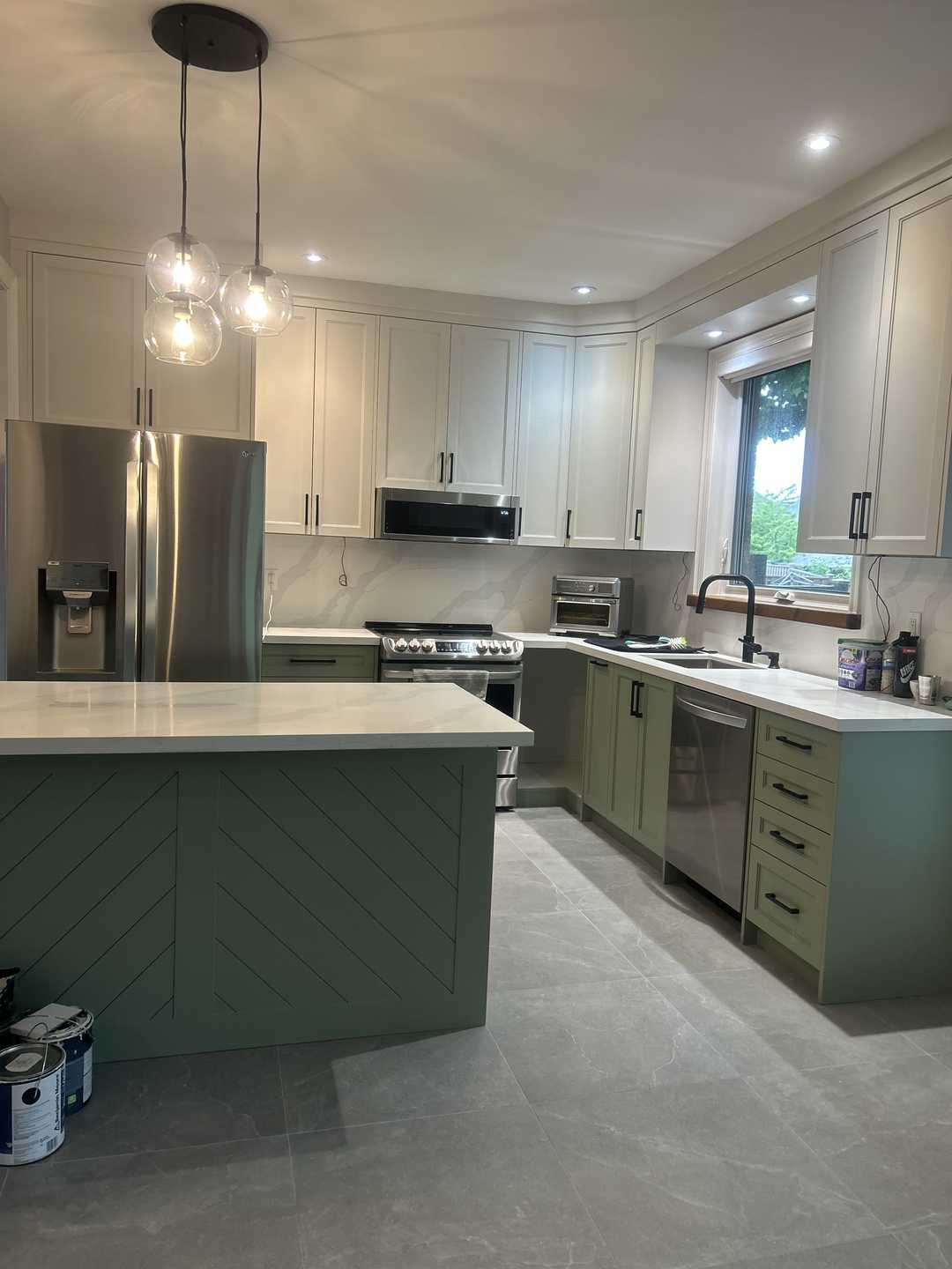 Ciot eureka grey 24“*24” through out main floor foyer and