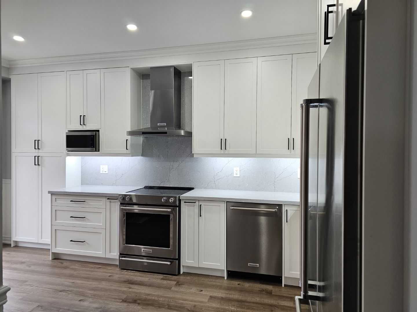 White shaker Built-in customize kitchen cabinets with drawers with brownish